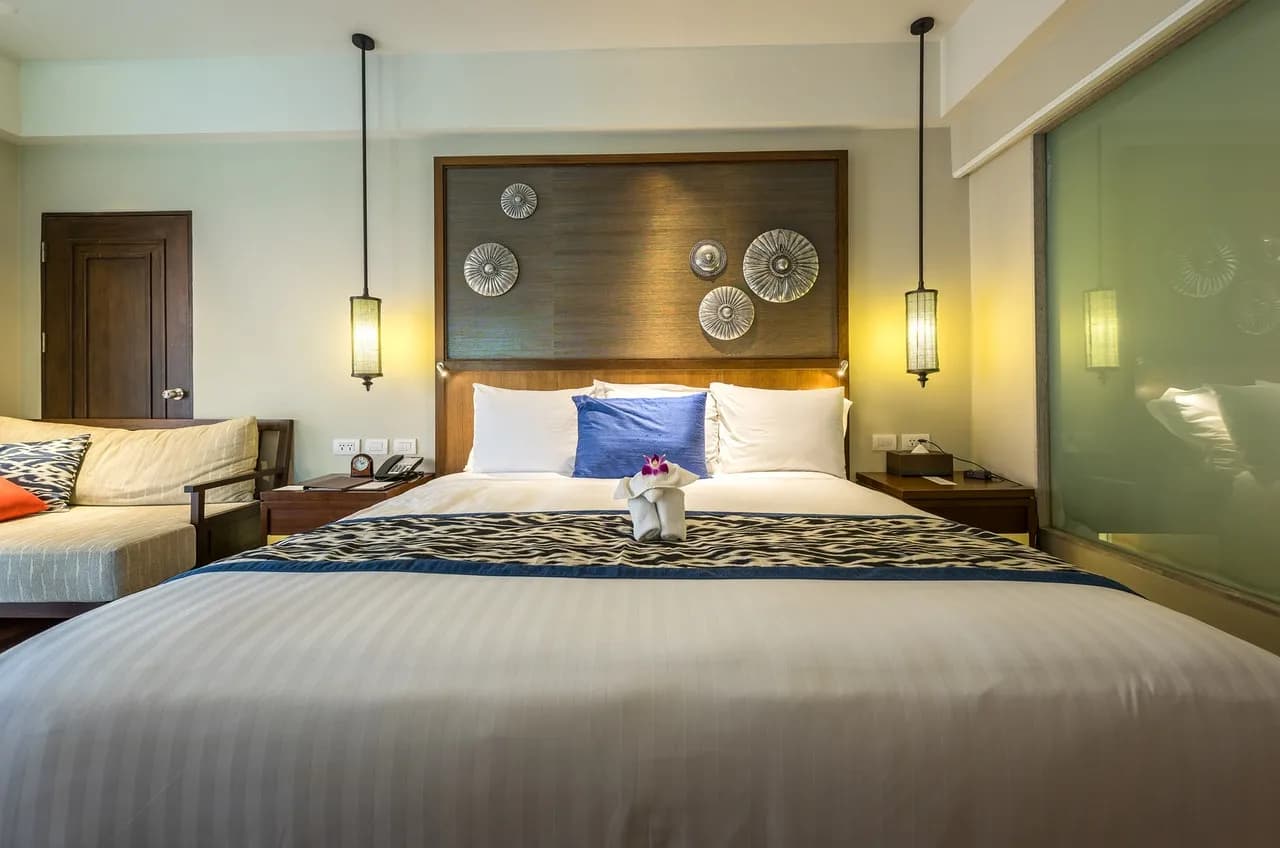 Jak pościelić łóżko w hotelu – proste techniki na idealny wygląd