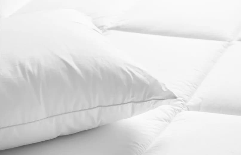 Jakie poduszki są w hotelach? Odkryj komfort snu w podróży